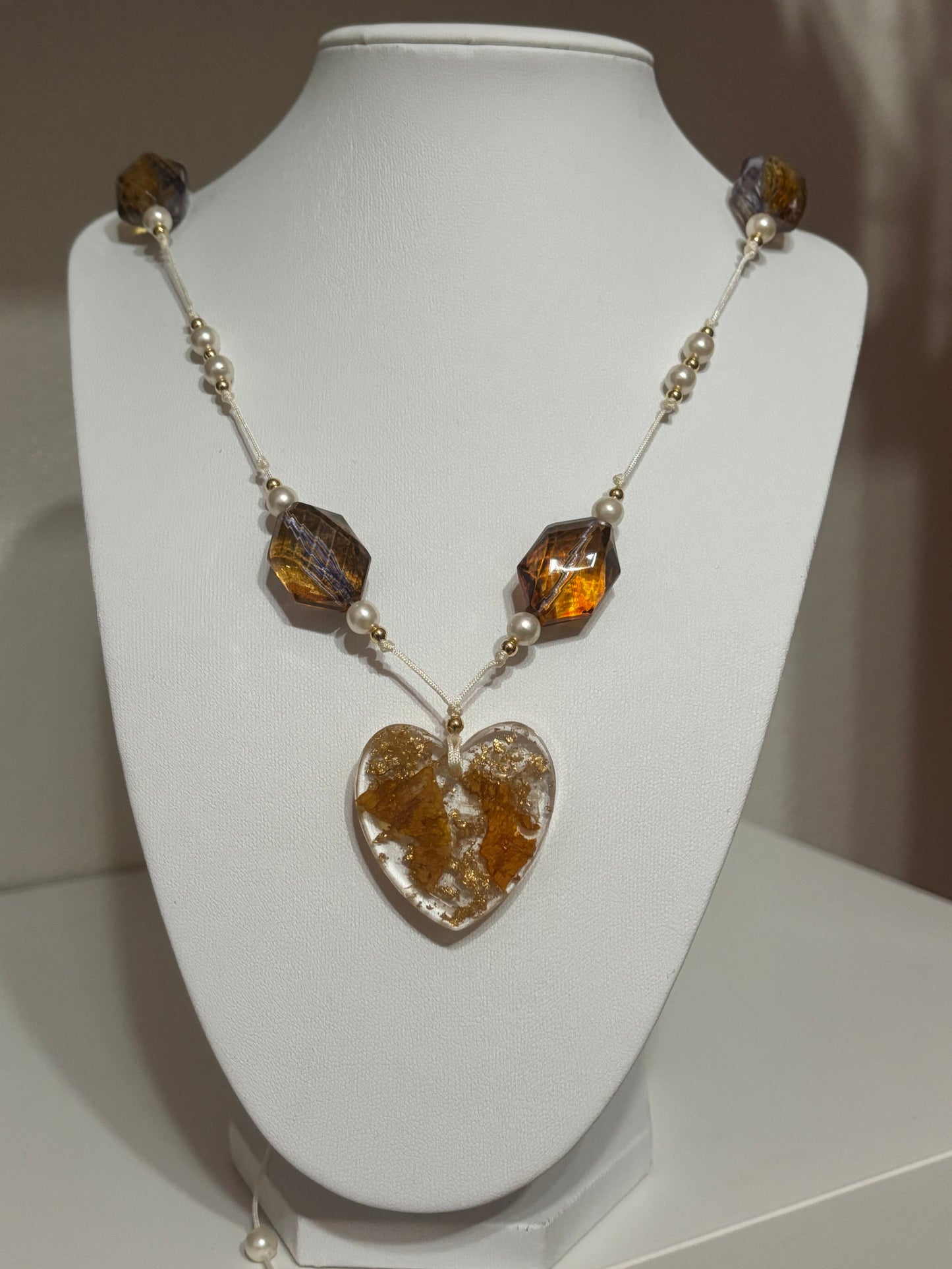 Collar encapsulado de pétalos de flamboyan