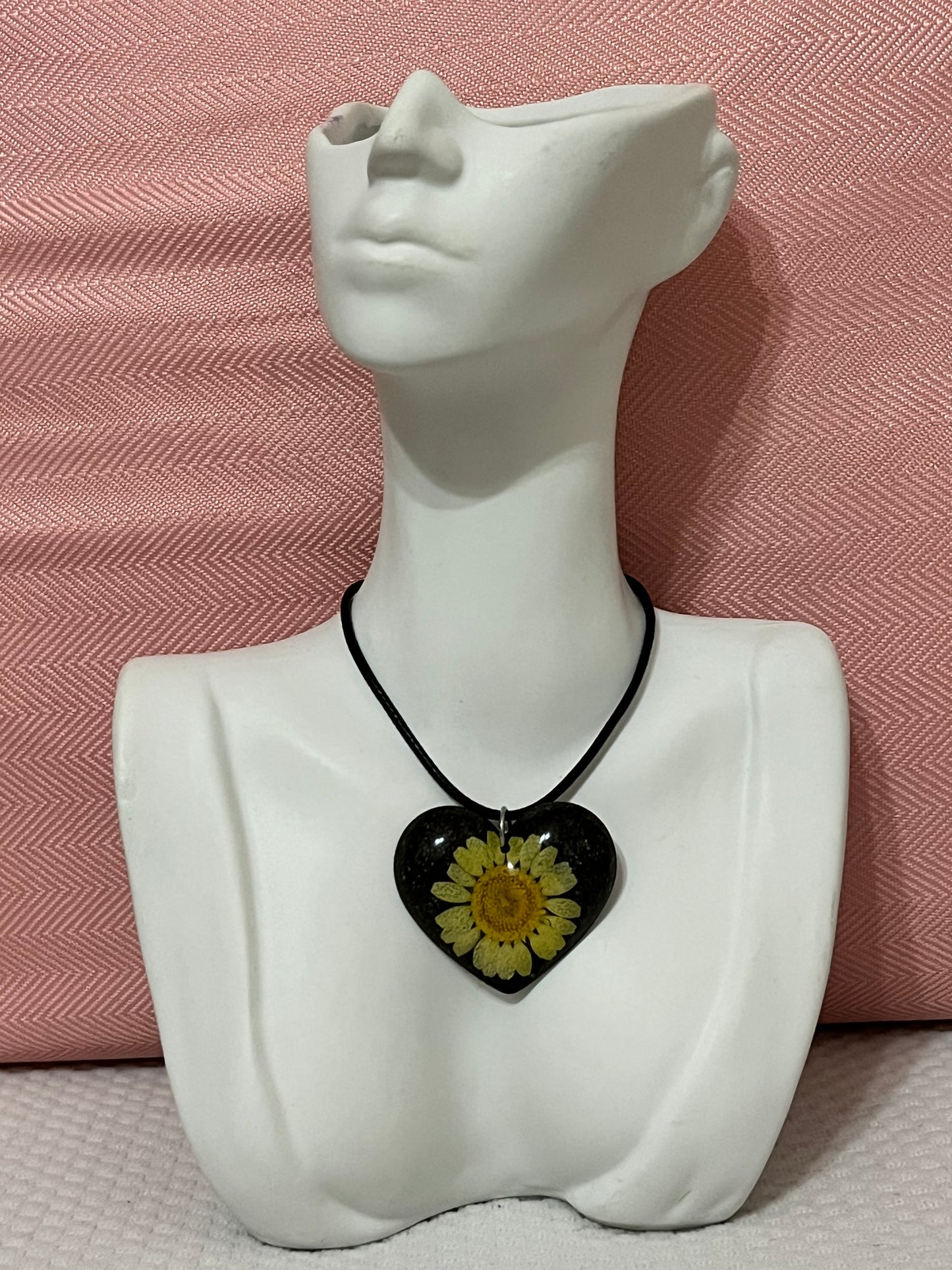 Pendant corazón arena de playa negra y flor seca