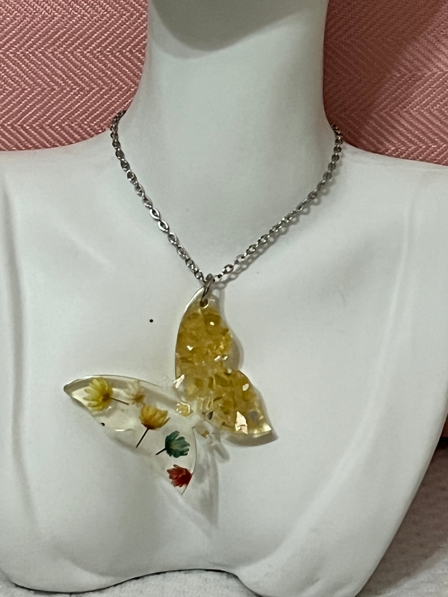 Encapsulado de flores secas y vidrio forma de mariposa