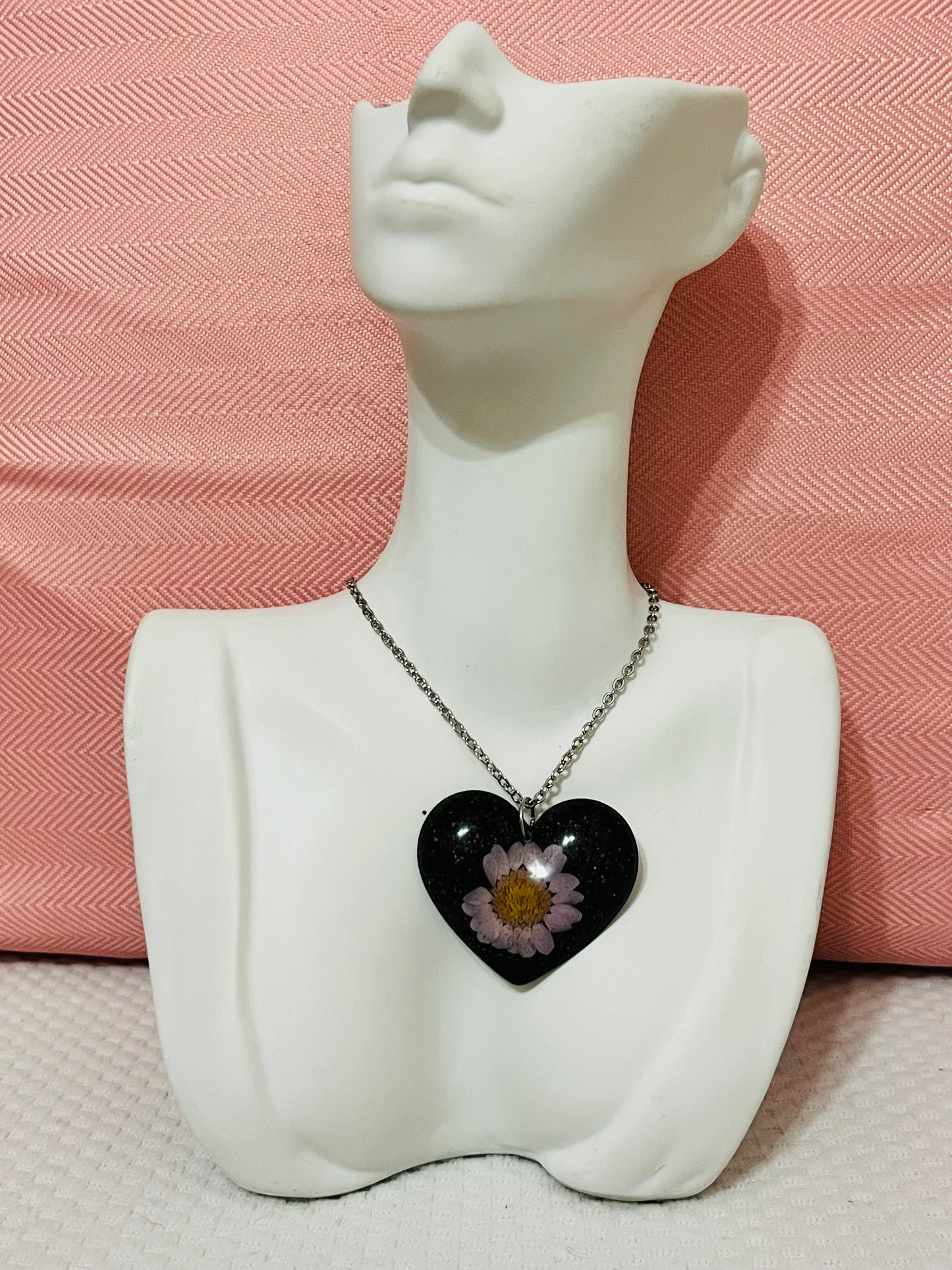 Pendant corazón arena de playa negra y flor seca