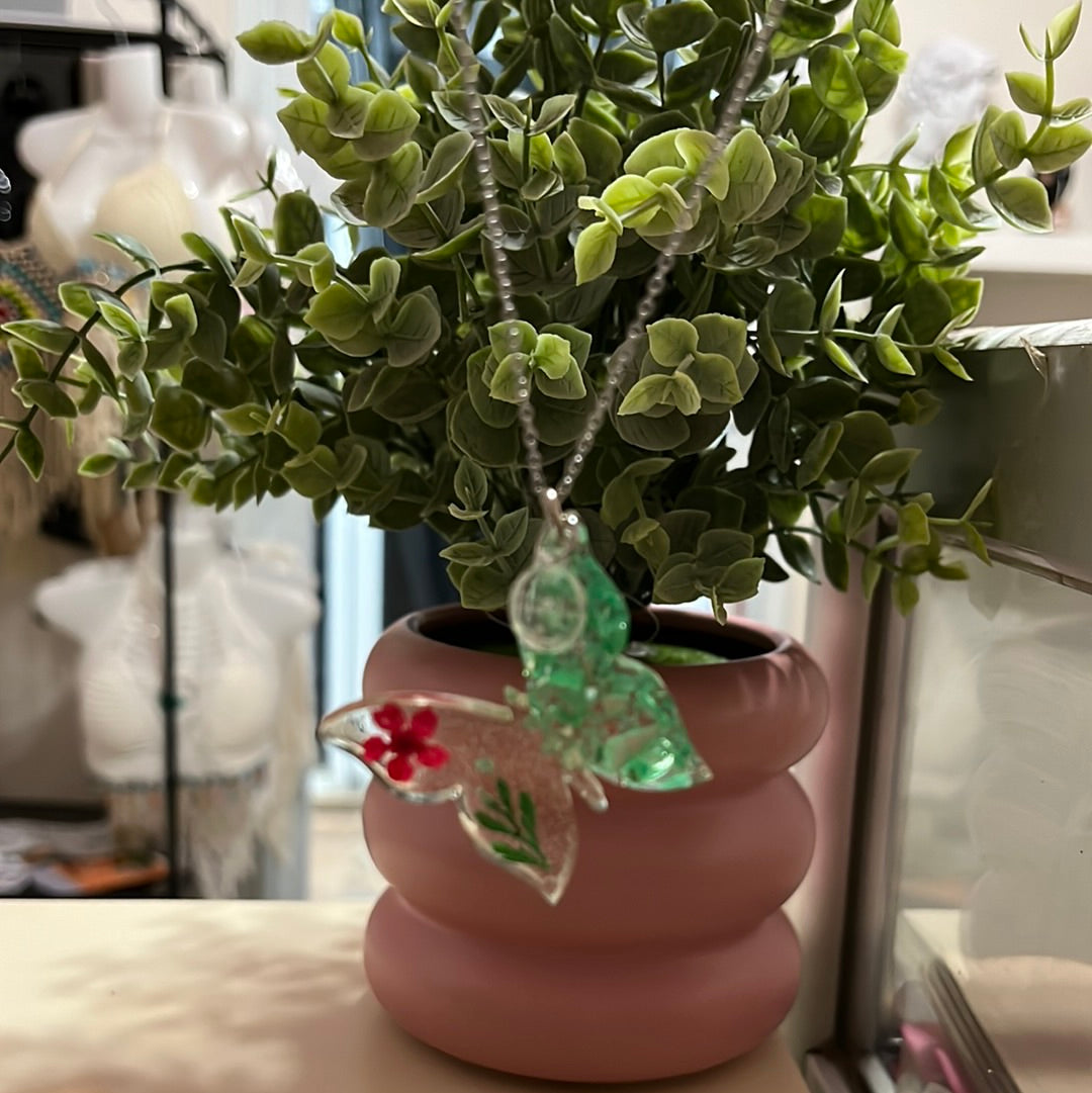 Encapsulado de flores secas y vidrio forma de mariposa
