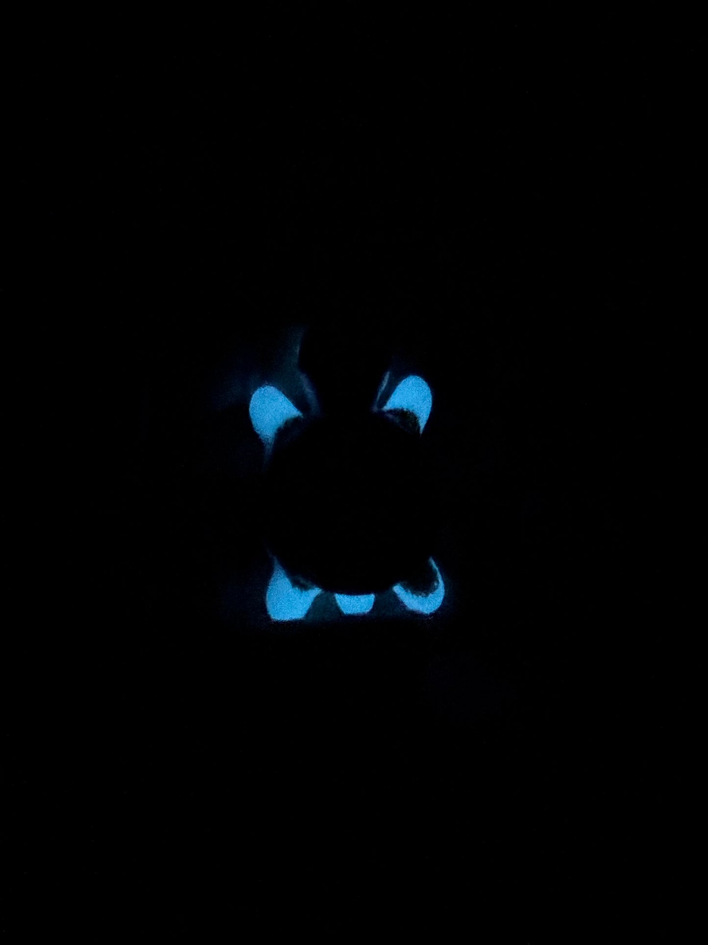 Tortuga en arena de playa Glow in the dark
