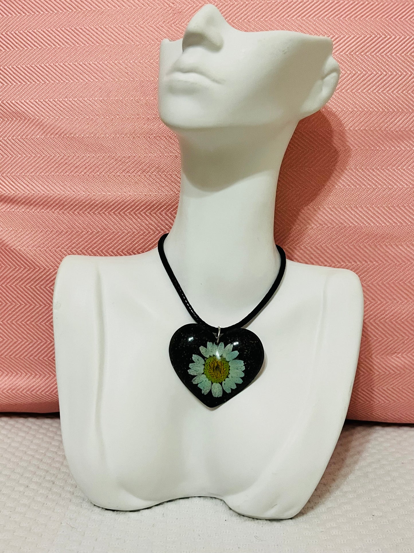 Pendant corazón arena de playa negra y flor seca