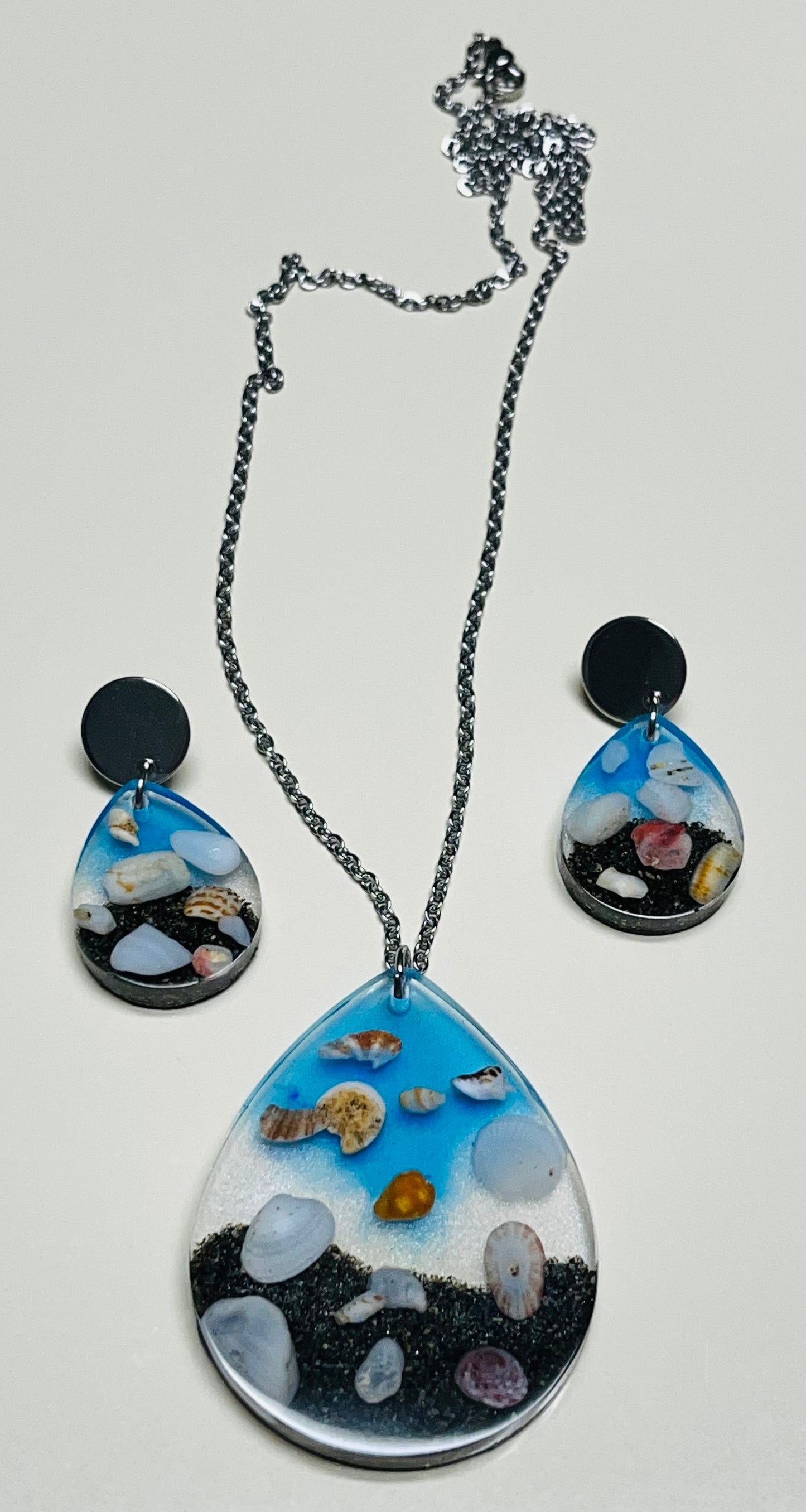 Set encapsulado de desechos de mar y arena de playa negra artesanía Puertorriqueña