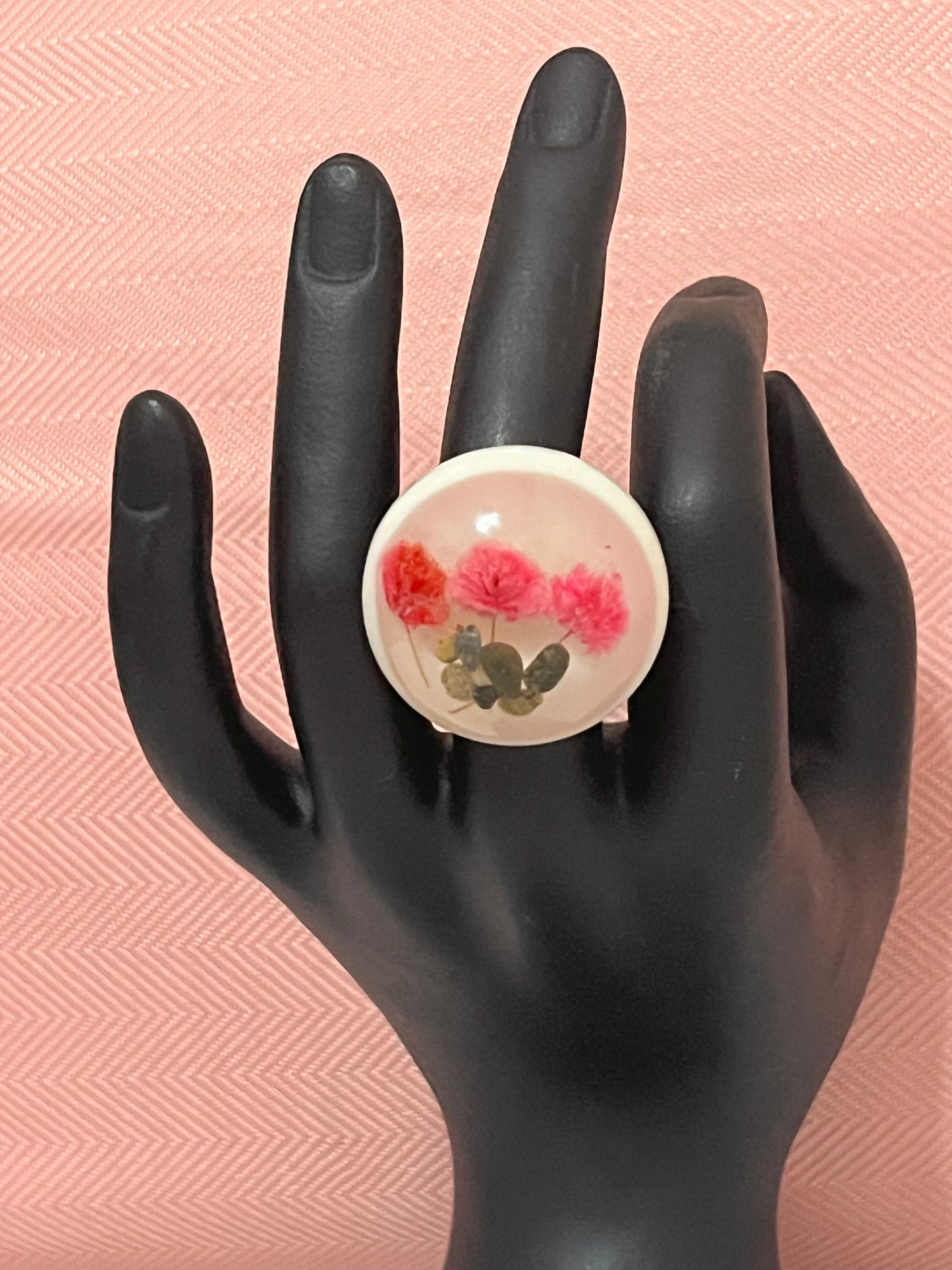 Sortija artesanal encapsulado de flores secas