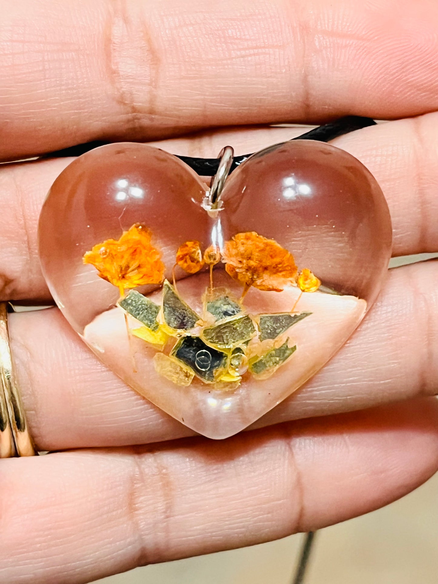 Colgante artesanal encapsulado flores secas