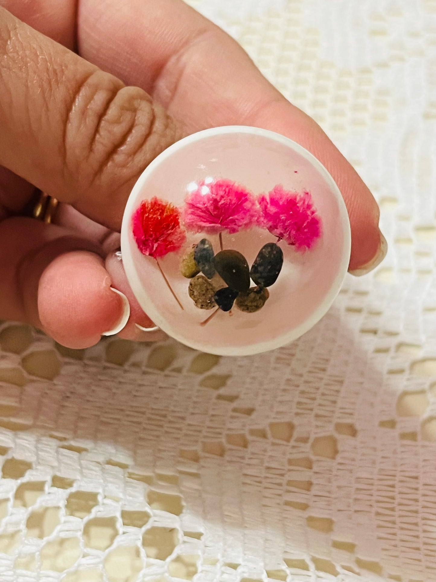 Sortija artesanal encapsulado de flores secas
