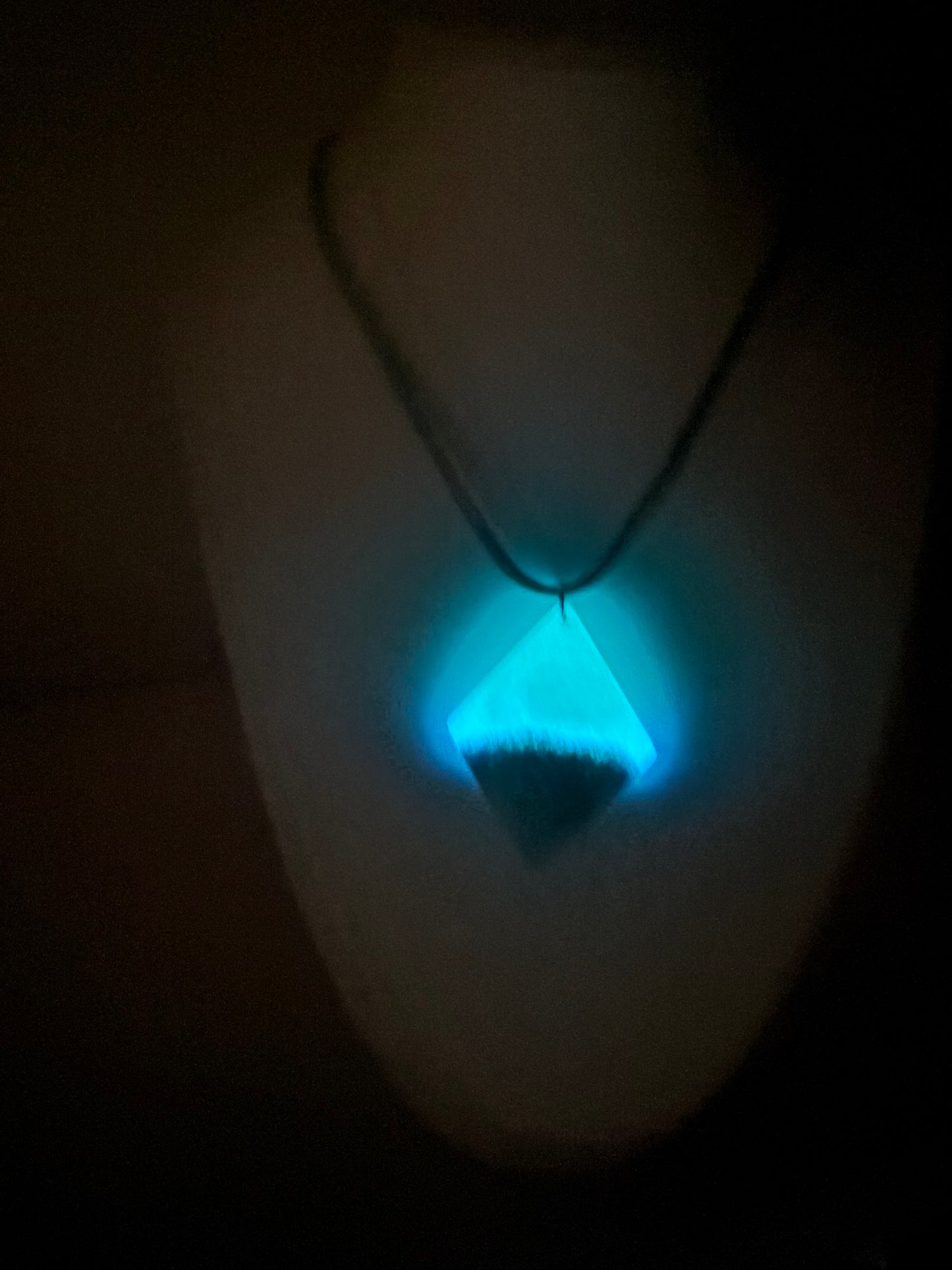 Collar Glow in the dark arena de Aguadilla pintado a mano