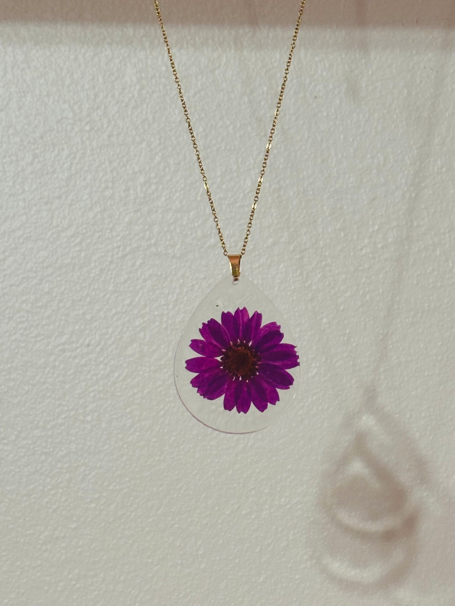 Hermoso collar flor violeta