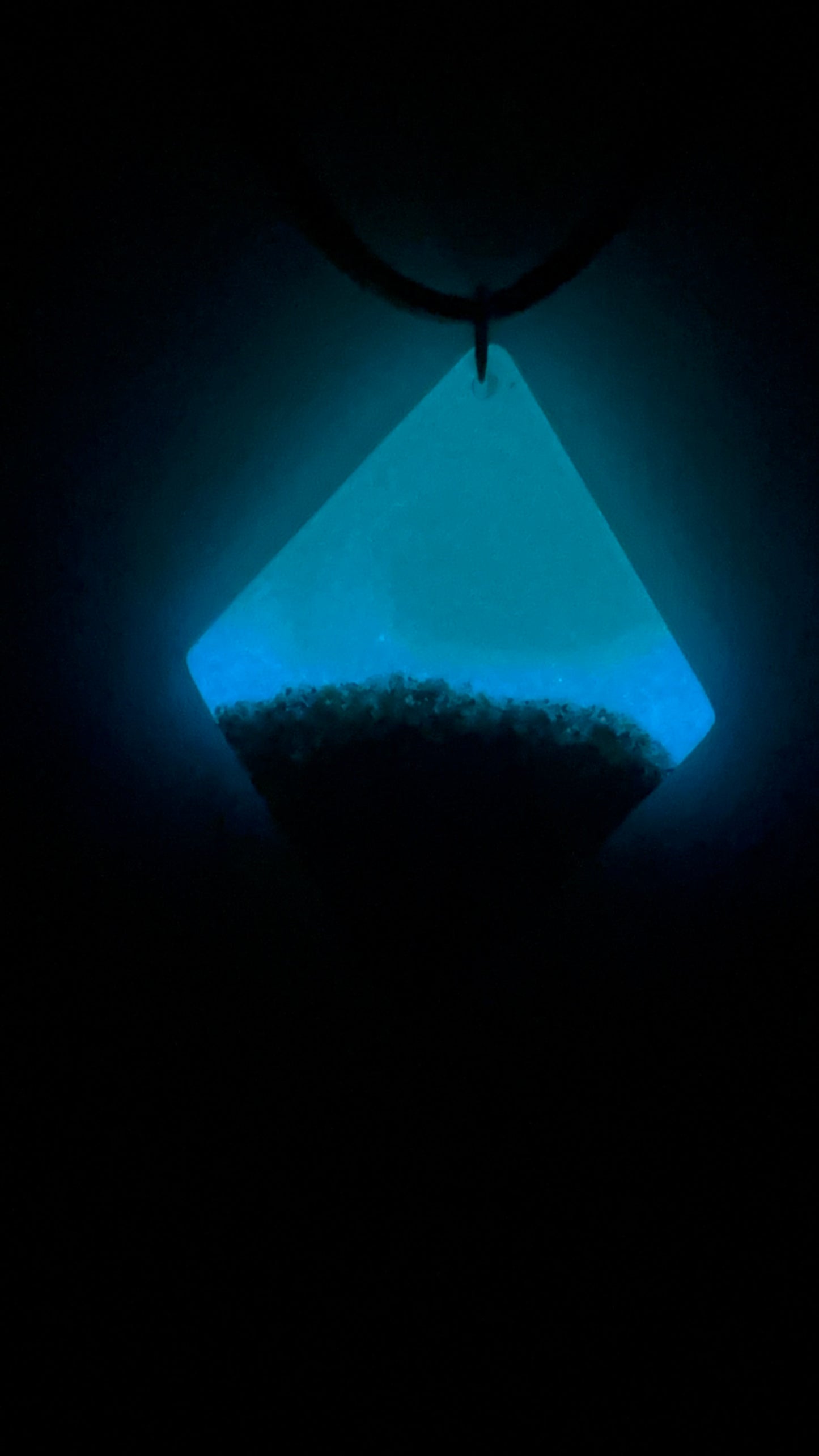 Collar Glow in the dark arena de Aguadilla pintado a mano