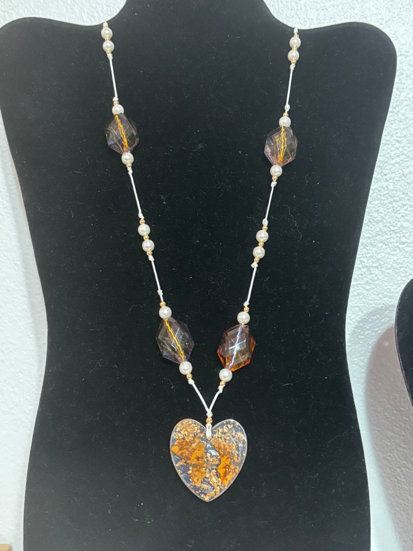 Collar encapsulado de pétalos de flamboyan