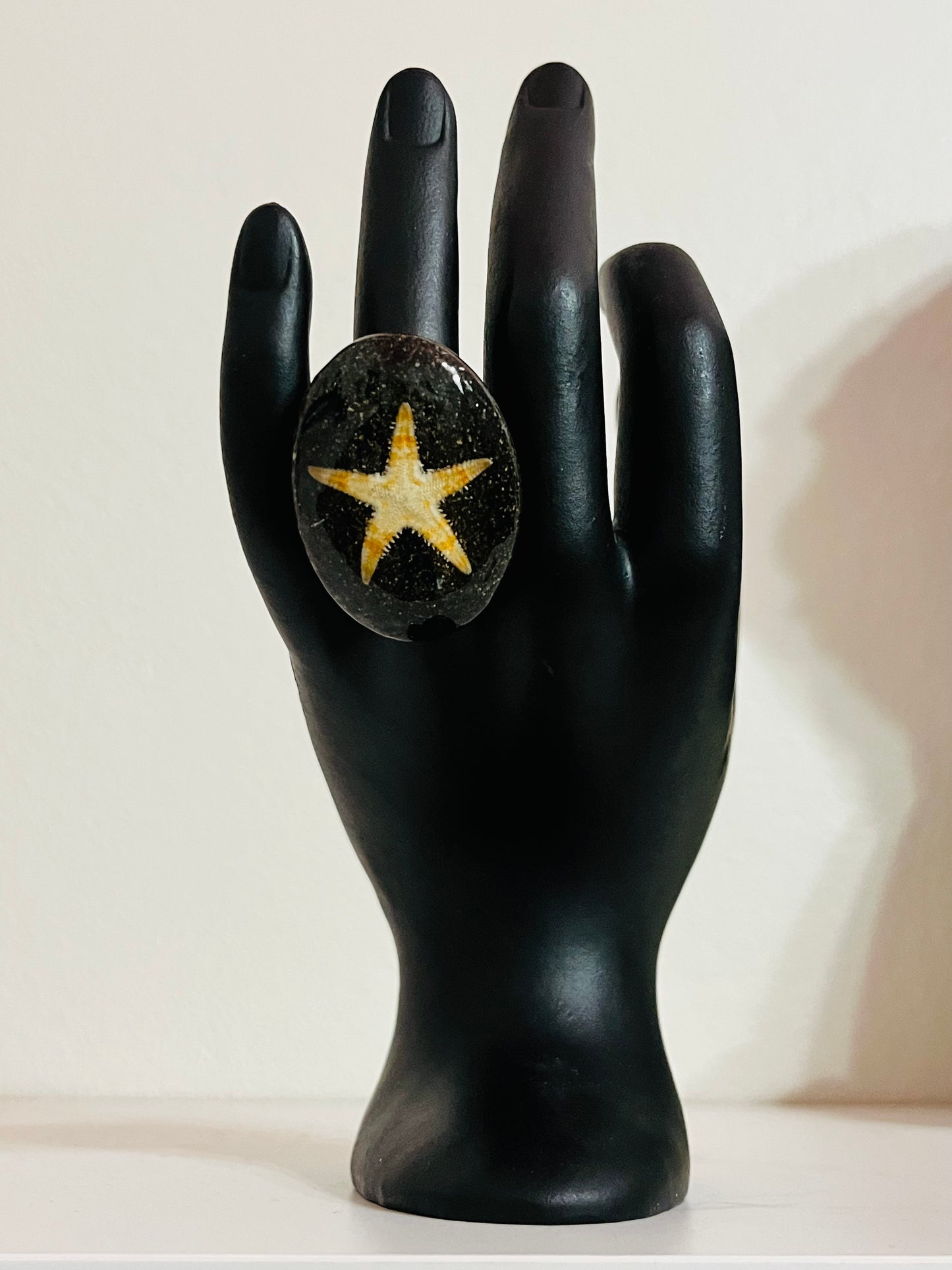 Sortija artesanal encapsulado de arena de playa negra y Estrella de mar