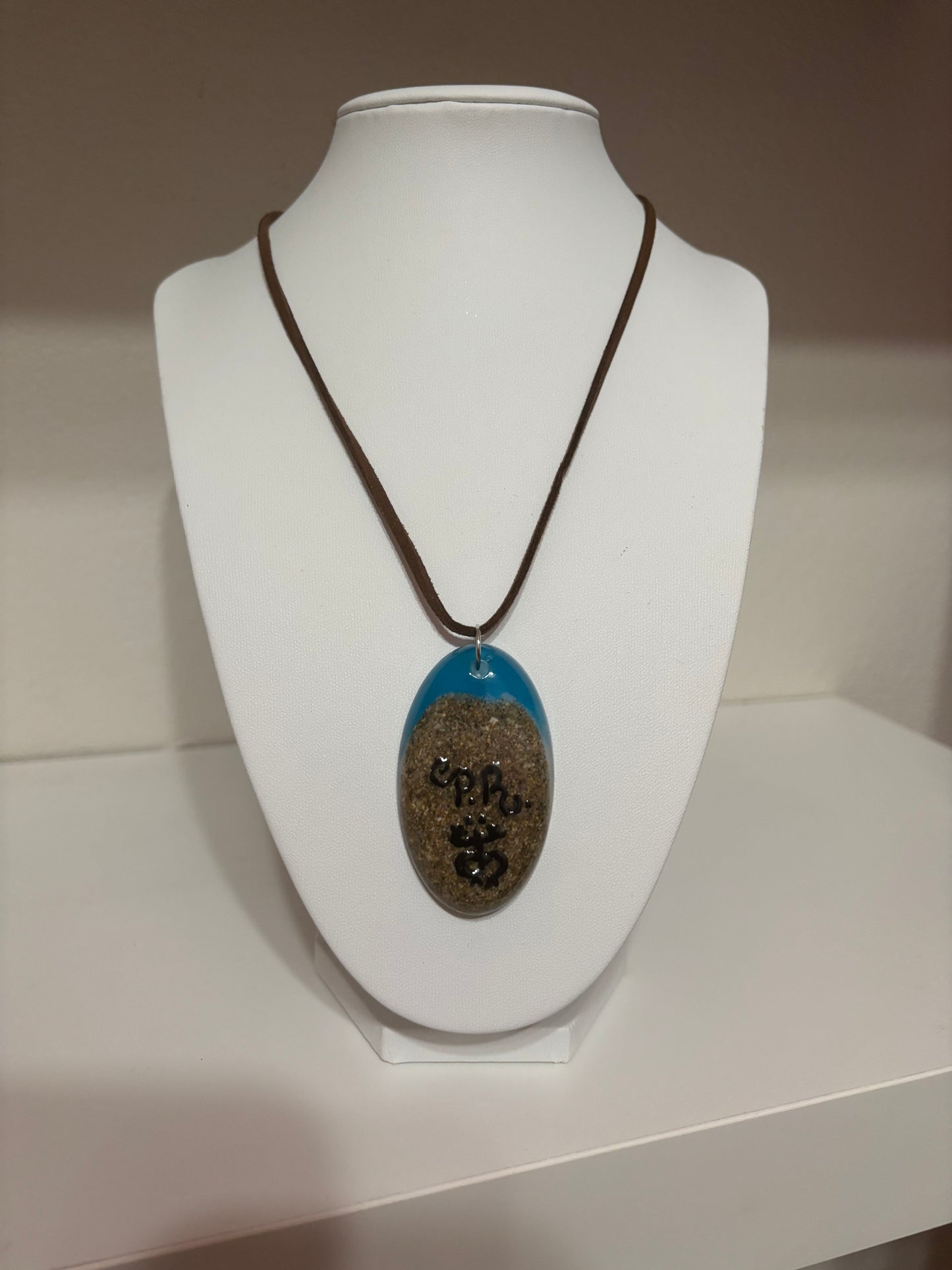 Collar arena de Aguadilla Glow in the dark pintado a mano
