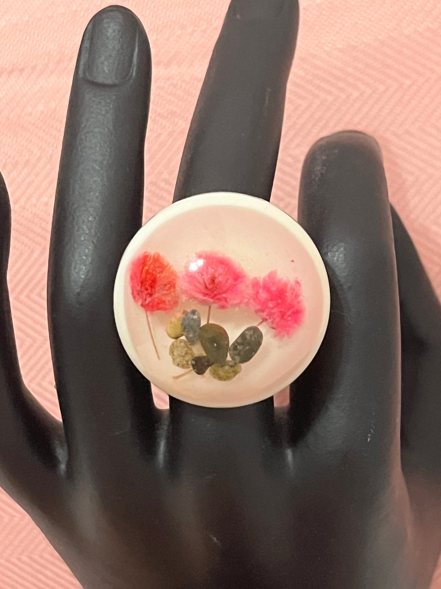 Sortija artesanal encapsulado de flores secas