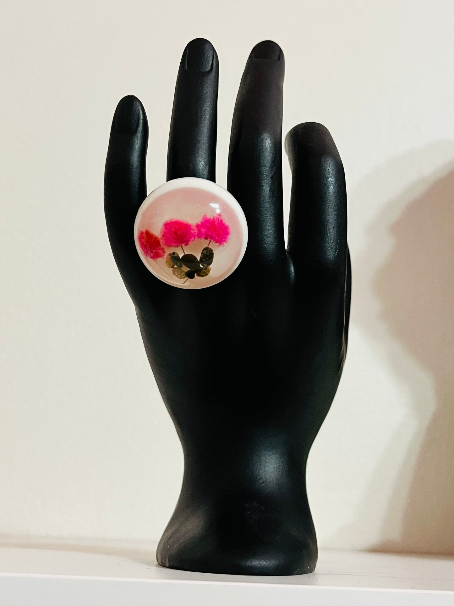 Sortija artesanal encapsulado de flores secas