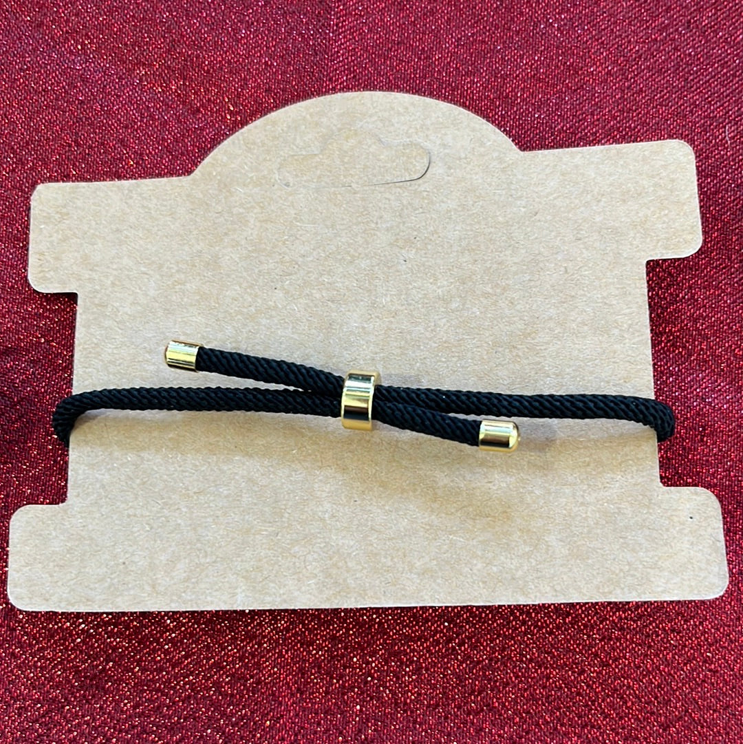 Pulsera estrella en arena de playa negra