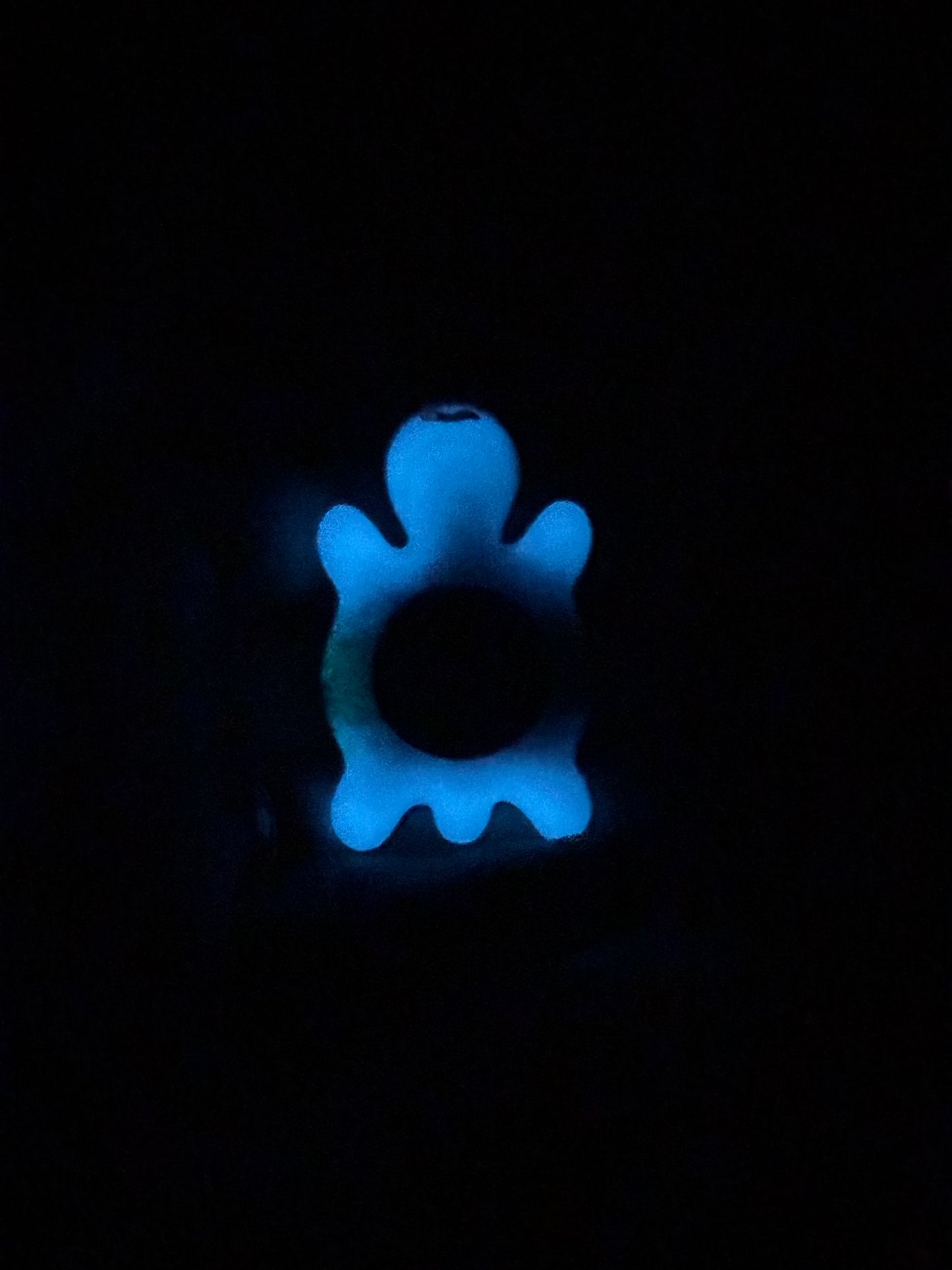 Tortuga en arena de playa Glow in the dark