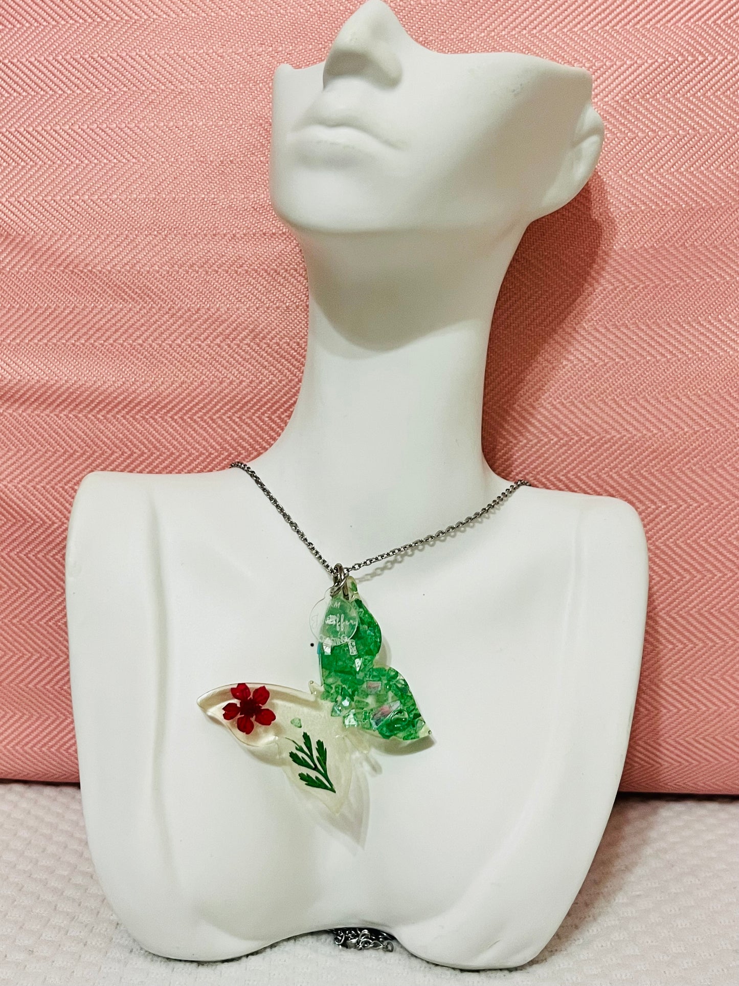 Encapsulado de flores secas y vidrio forma de mariposa