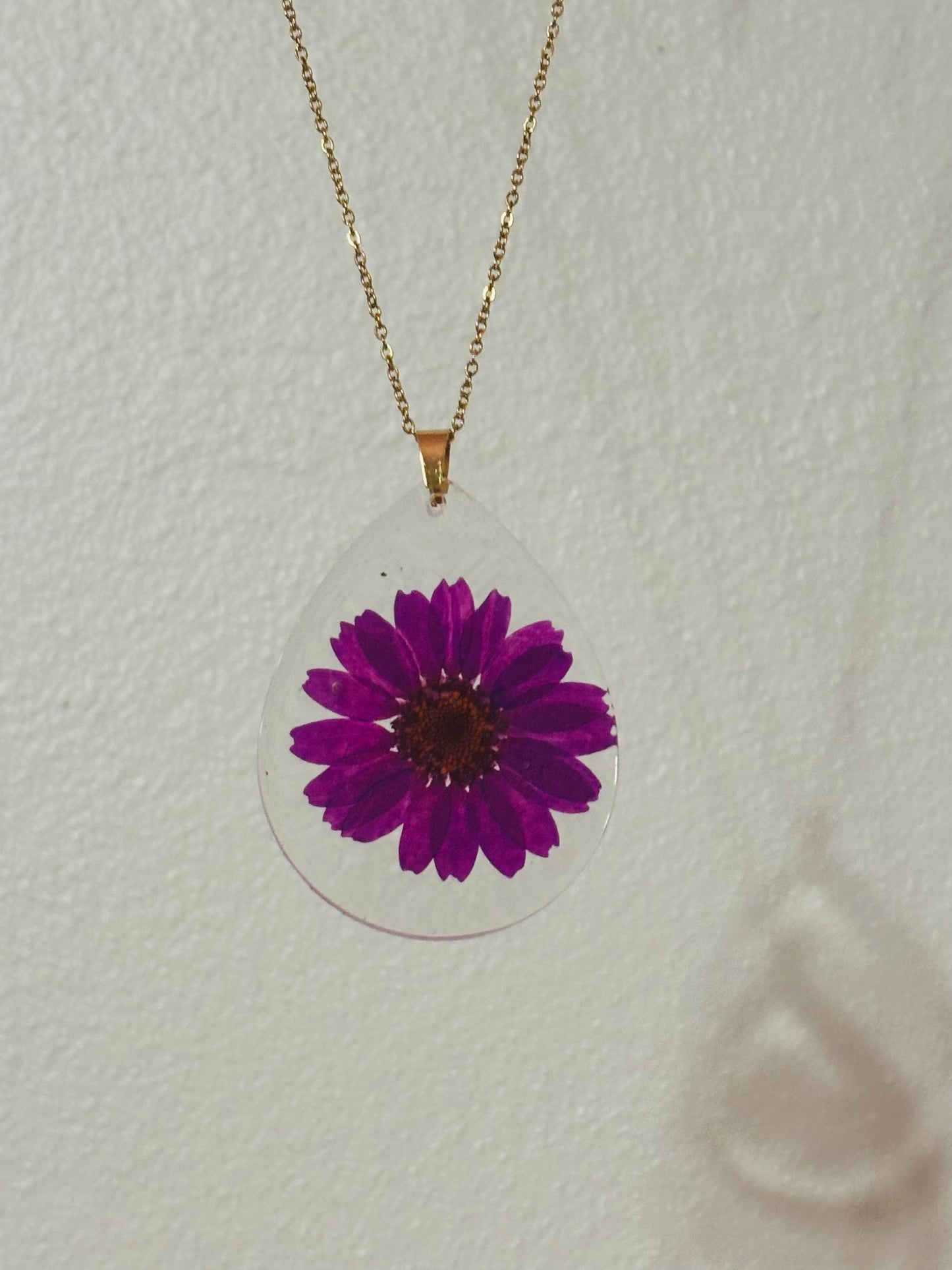 Hermoso collar flor violeta