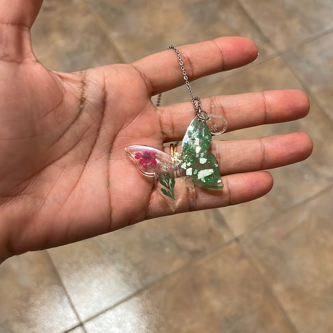 Encapsulado de flores secas y vidrio forma de mariposa