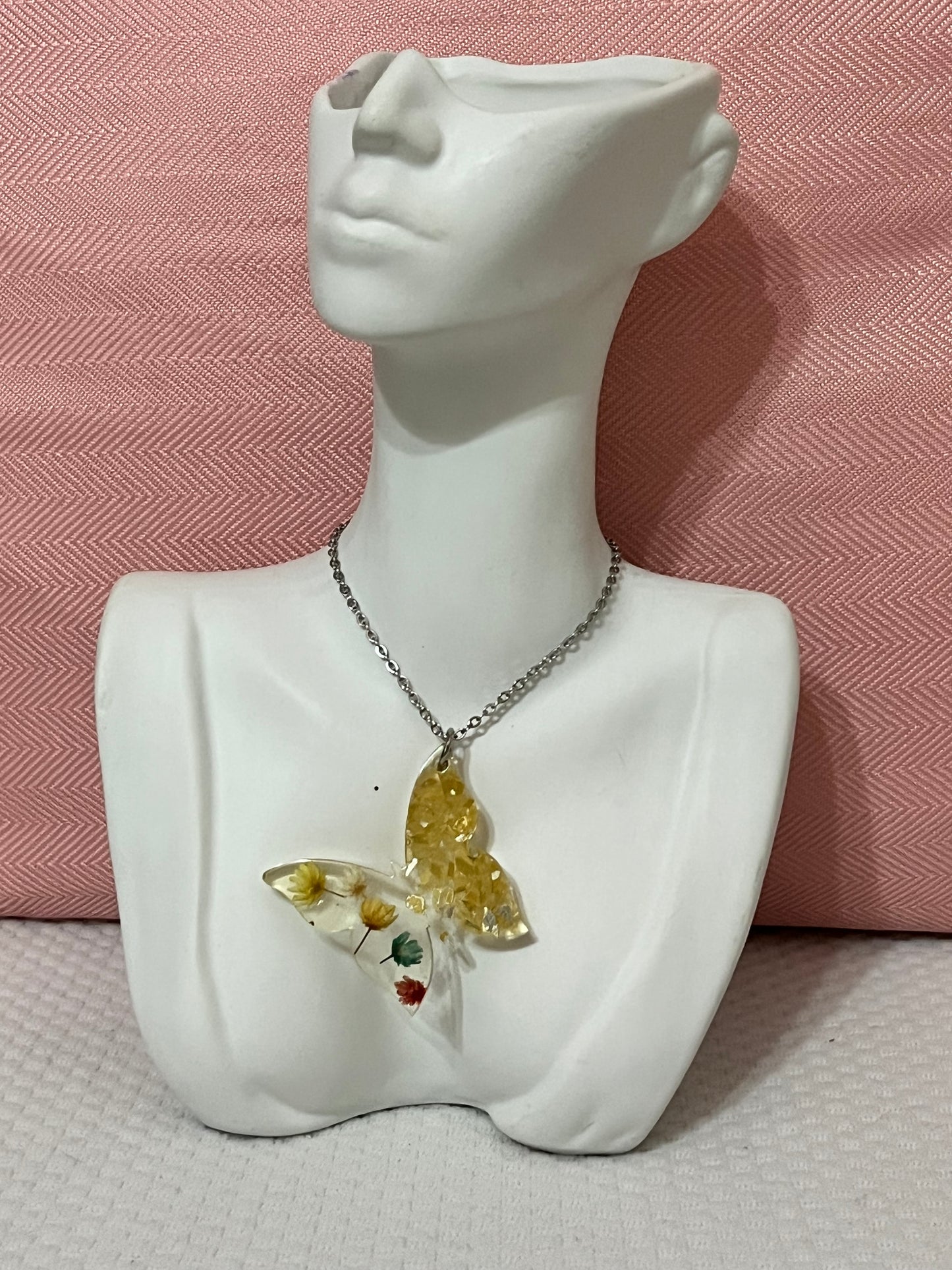 Encapsulado de flores secas y vidrio forma de mariposa