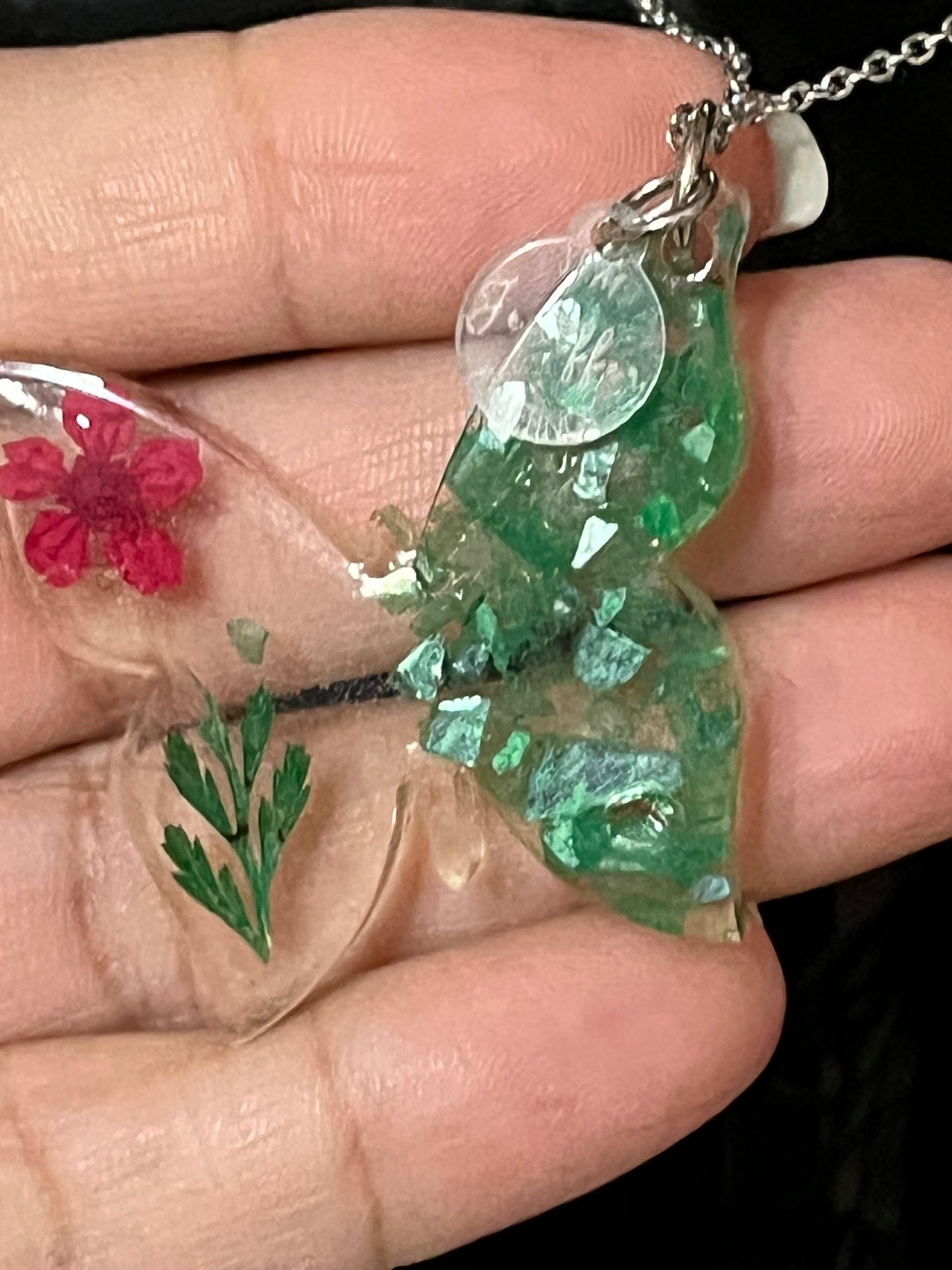 Encapsulado de flores secas y vidrio forma de mariposa