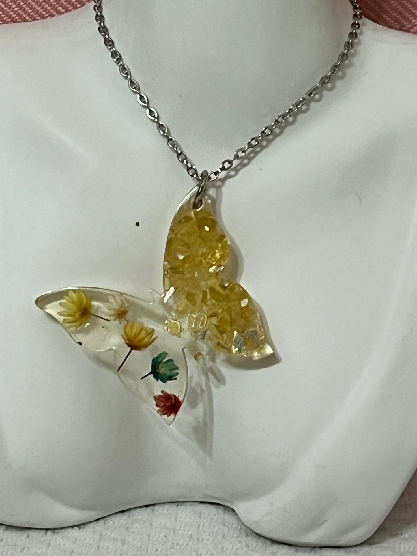 Encapsulado de flores secas y vidrio forma de mariposa