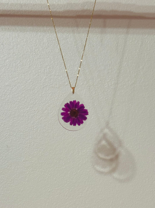 Hermoso collar flor violeta