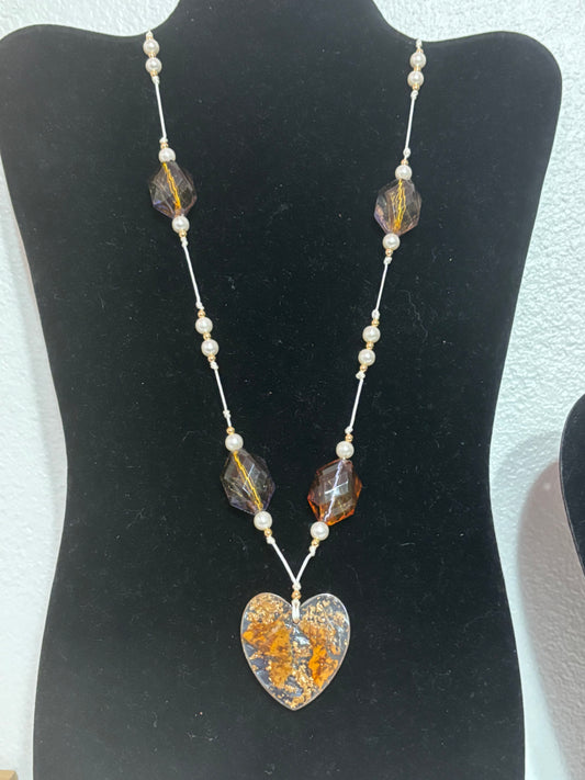 Collar encapsulado de pétalos de flamboyan