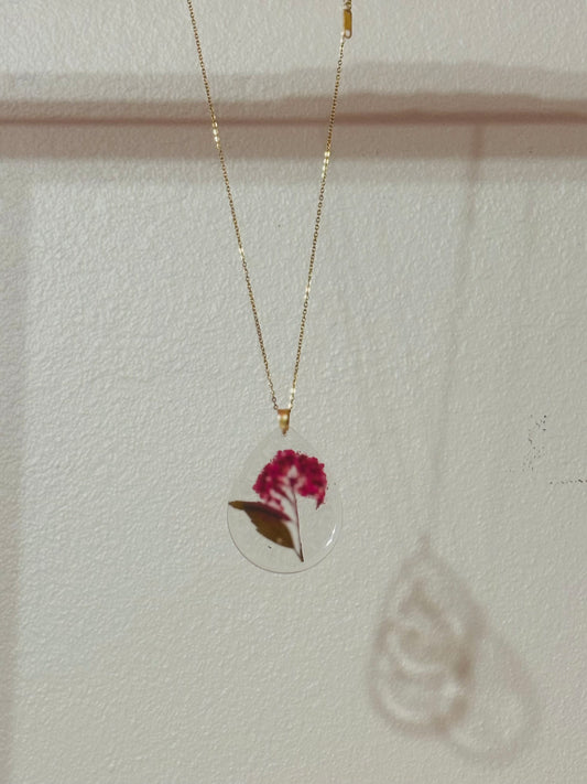 Collar de flores secas